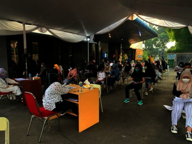Civitas SMK Kesehatan Riksa Indrya dan Stikes Banten Vaksinasi 1.000 Orang