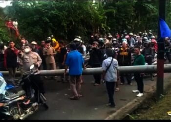 TALANG AIR JATUH–Anggota Polsek Saketi dan warga berusaha mengevakuasi talang air yang jatuh, di Kampung Cogrek, Desa Sodong, Kecamatan Saketi, Kabupaten Pandeglang, Senin (19/7/2021). (ISTIMEWA)