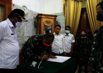PENUTUPAN TMMD 2021–Penandatanganan Penutupan TMMD ke-111 tahun 2021, di Pendopo Bupati Serang, Rabu (14/7/2021). (SIDIK/SATELITNEWS.ID)
