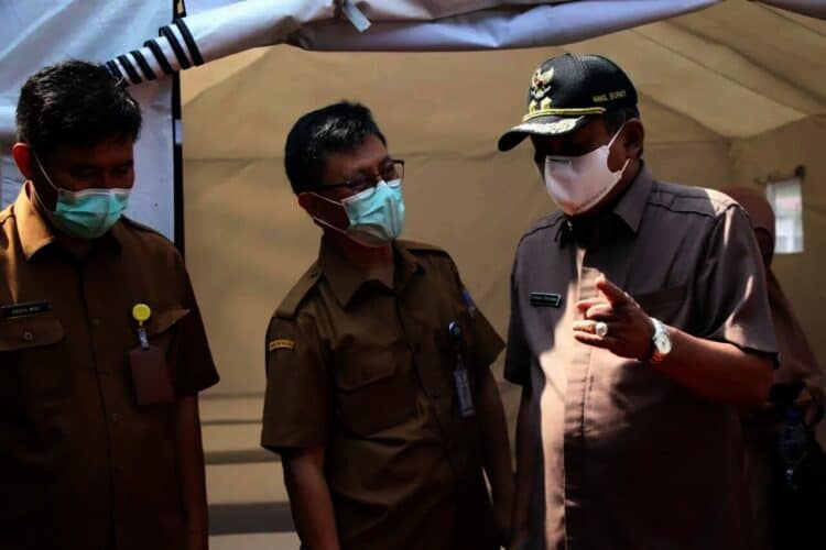 BERBINCANG–Wabup Serang Pandji Tirtayasa (bertopi), berbincang dengan Kepala Dinkes Kabupaten Serang Agus Sukmayadi (kaca mata), Selasa (3/8). (ISTIMEWA)