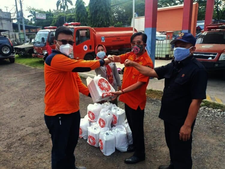 TERIMA BANTUAN–Badan Penanggulangan Bencana Daerah (BPBD) Kabupaten Serang, terima bantuan berupa paket vitamin untuk warga yang sedang menjalankan isolasi mandiri (isoman) akibat terpapar Covid-19. (ISTIMEWA)