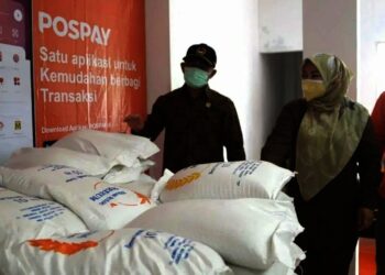 BUPATI PANDEGLANG–Dampingi Menko PMK RI, Bupati Pandeglang Irna Narulita, mengecek kondisi beras PPKM di PT Pos Cabang Pandeglang, Jumat (6/8/2021) lalu. (DOKUMEN/SATELITNEWS.ID)