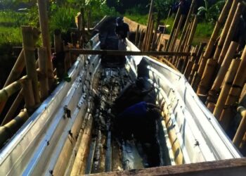 IRIGASI JEBOL–Para petani, sedang memperbaiki kembali saluran irigasi Cilancar II di Desa Kadubelang, Kecamatan Mekarjaya, Kabupaten Pandeglang, yang jebol beberapa waktu lalu. (ISTIMEWA)