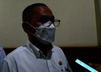 Kepala DPUPR Pandeglang, Asep Rahmat, saat di wawancara wartawan, di lingkungan DPRD Pandeglang, Rabu (18/8/2021). (NIPAL SUTIANA/SATELIT NEWS)