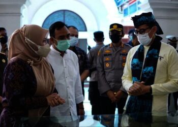 BERBINCANG–Bupati Pandeglang, Irna Narulita, berbincang dengan Menteri Parekraf, Sandiaga Salahudin Uno, sambil menunjukan master plan KEK Tanjung Lesung, di Pendopo Bupati Pandeglang, Jumat (20/8/2021). (NIPAL SUTIANA/SATELITNEWS.ID)