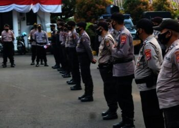 PENGAMANAN–Sebelum pengamanan, personel Polres Pandeglang diberi arahan oleh Kapolres Pandeglang AKBP Belny Warlansyah, di lingkungan Pendopo Bupati Pandeglang, Jumat (20/8/2021). (NIPAL SUTIANA/SATELITNEWS.ID)