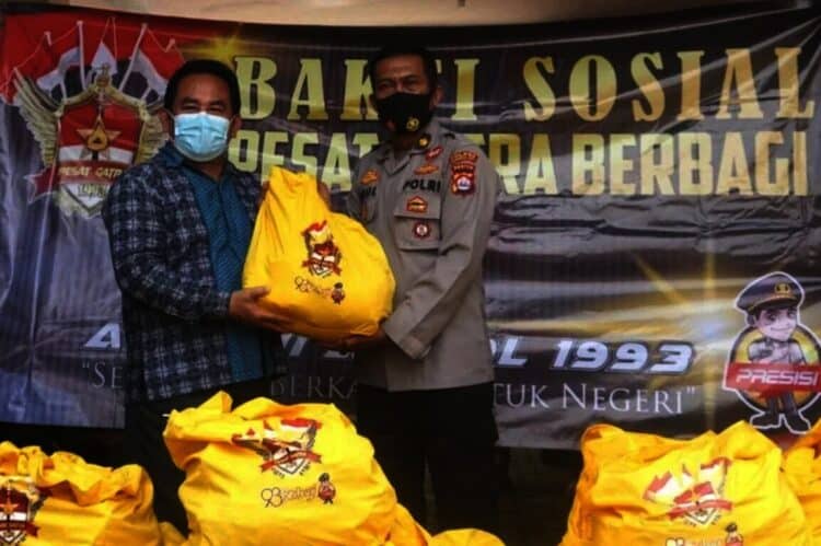SIAP DISALURKAN–Perwakilan Polres Pandeglang, menerima bantuan sembako untuk disalurkan kembali ke warga terdampak Covid-19, dari Alalumni Akpol 1993 Batalyon Pesat Gatra Polda Banten, Minggu (22/8/2021). (ISTIMEWA)