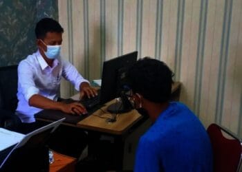 DIPERIKSA–Anggota Satres Narkoba Polres Pandeglang, sedang memeriksa tersangka J, atas dugaan penyalahgunaan narkotika, di ruang kerjanya, Selasa (24/8/2021). (DOKUMEN POLRES PANDEGLANG)