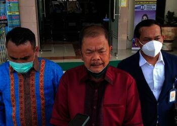 WAWANCARA–Ating Saepudin didampingi kuasa hukumnya, sedang di wawancara wartawan di lingkungan PN Pandeglang, beberapa waktu lalu. (DOKUMEN/SATELITNEWS.ID)