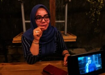 WAWANCARA–ANGGOTA DPRD Banten, Ida Hamidah, di wawancara wartawan, di salah satu rumah makan di Pandeglang, Kamis (26/8/2021). (NIPAL SUTIANA/SATELITNEWS.ID)