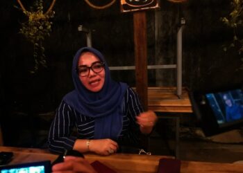 WAWANCARA–Anggota DPRD Banten, Ida Hamidah, sedang di wawancara wartawan di salah satu rumah makan di Pandeglang, beberapa waktu lalu. (DOKUMEN/SATELITNEWS.ID)