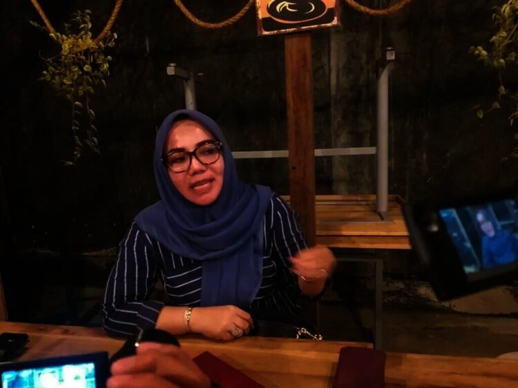 WAWANCARA–Anggota DPRD Banten, Ida Hamidah, sedang di wawancara wartawan di salah satu rumah makan di Pandeglang, beberapa waktu lalu. (DOKUMEN/SATELITNEWS.ID)