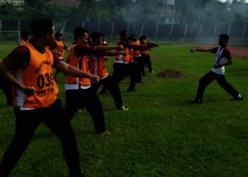 UJIAN FISIK–Para personel Polres Pandeglang, sedang menjalani ujian fisik di Stadion Badak Kabupaten Pandeglang, Jumat (27/8/2021). (ISTIMEWA)