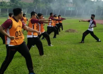 UJIAN FISIK–Para personel Polres Pandeglang, sedang menjalani ujian fisik di Stadion Badak Kabupaten Pandeglang, Jumat (27/8/2021). (ISTIMEWA)