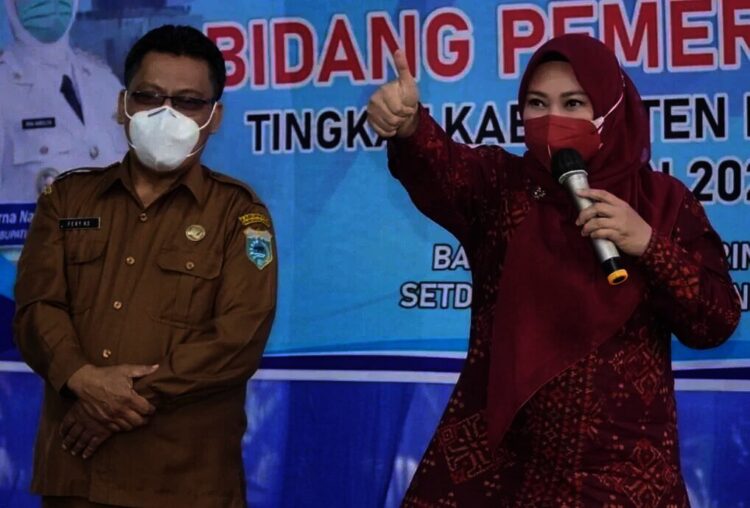 TERKESAN–Bupati Pandeglang, Irna Narulita, acungkan jempol saat menyampaikan kesan dan pesan tentang Pery Hasanudin, di hadapan jajarannya di lingkungan Pendopo Pandeglang, Selasa (31/8/2021). (NIPAL SUTIANA/SATELITNEWS.ID)