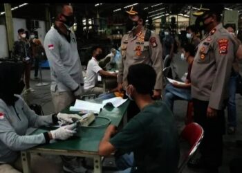 VAKSINASI KARYAWAN–Kepolisian Resor (Polres) Serang menggelar vaksiniasi presisi, di PT Asa Bintang Pratama, di Kawasan Industri Modern Cikande, Kabupaten Serang, Sabtu (7/8/2021). (ISTIMEWA)