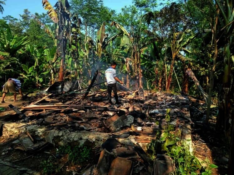 KEBAKARAN–Rumah milik Juhedi, warga Kampung Cijeblok Jeruk, RT 08 RW 02, Desa Talagawarna, Kecamatan Paubaran, Kabupaten Serang, ludes terbakar, Sabtu (28/8/2021). Kebakaran, diduga akibat korsleting listrik. (ISTIMEWA)