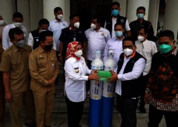 BANTUAN OKSIGEN–Pemerintah Kabupaten (Pemkab) Serang, menerima bantuan tabung oksigen dari Kadin Provinsi Banten, untuk memaksimalkan penanggulangan Covid-19, Senin (30/8/2021). (ISTIMEWA)