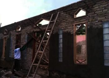 BANGUN MADRASAH–Seorang tukang, sedang mengerjakan pembangunan Madrasah di Kecamatan Bojonegara. Diketahui, Madrasah tersebut mendapat alokasi bantuan hibah dari Bagian Kesra Setda Kabupaten Serang. (ISTIMEWA)