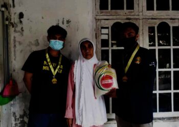 Sejumlah mahasiswa yang tergabung dalam Gerakan Mahasiswa Serang Utara (Gamsut), membagikan bantuan sosial berupa sembako kepada warga terdampak Covid-19, Kamis (12/8/2021). (ISTIMEWA)