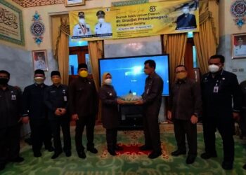 HUT RSDP SERANG–Bupati Serang Ratu Tatu Chasanah didampingi jajarannya, beserta direksi RSDP Serang berikut jajarannya, peringati HUT RSDP Serang ke-83, di Pendopo Bupati Serang, Selasa (24/8/2021). (SIDIK/SATELITNEWS.ID)