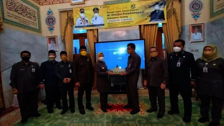 HUT RSDP SERANG–Bupati Serang Ratu Tatu Chasanah didampingi jajarannya, beserta direksi RSDP Serang berikut jajarannya, peringati HUT RSDP Serang ke-83, di Pendopo Bupati Serang, Selasa (24/8/2021). (SIDIK/SATELITNEWS.ID)