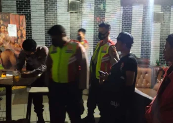 Personil Satuan Samapta Polres Serang, mengangkut peralatan elektronik milik Disc Jockey (DJ) dari Tempat Hiburan Malam (THM), di Jalan Raya Serang – Jakarta, tepatnya di Desa Kaserangan, Kecamatan Ciruas, Kabupaten Serang, Selasa (10/8) malam. (ISTIMEWA)