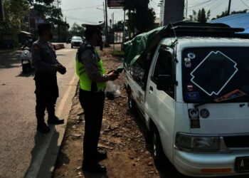OPERASI–Ditlantas Polda Banten menggelar operasi pembatasan dan pengaturan mobilitas di sejumlah lokasi, di wilayah hukum Polda Banten, Minggu (29/8/2021). (ISTIMEWA)