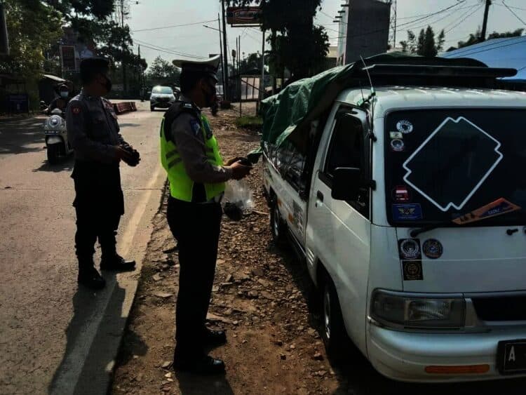 OPERASI–Ditlantas Polda Banten menggelar operasi pembatasan dan pengaturan mobilitas di sejumlah lokasi, di wilayah hukum Polda Banten, Minggu (29/8/2021). (ISTIMEWA)