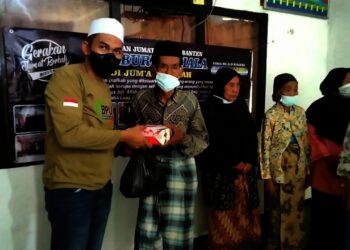 GERAKAN JUMAT BERKAH–Tim Polda Banten bersama Yayasan Banten Peduli Umat (BPU), yang beranggotakan Exs Napiter membagikan paket sembako dan nasi boks, untuk anak yatim, kaum dhuafa dan kaum jompo. (ISTIMEWA)