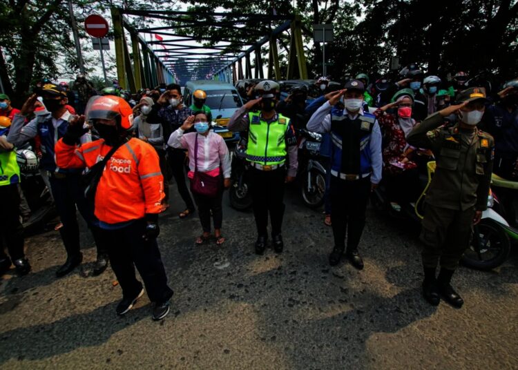 Potret Pengendara di Jalan Daan Mogot Saat Detik-detik Proklamasi