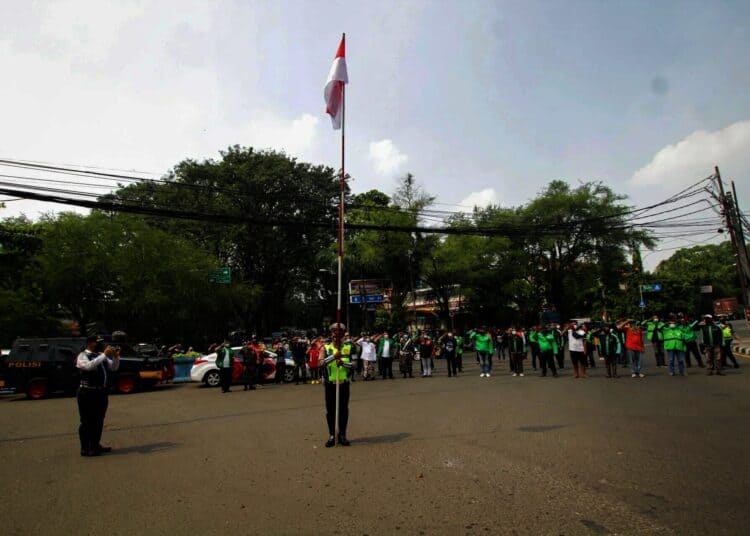 Potret Pengendara di Jalan Daan Mogot Saat Detik-detik Proklamasi