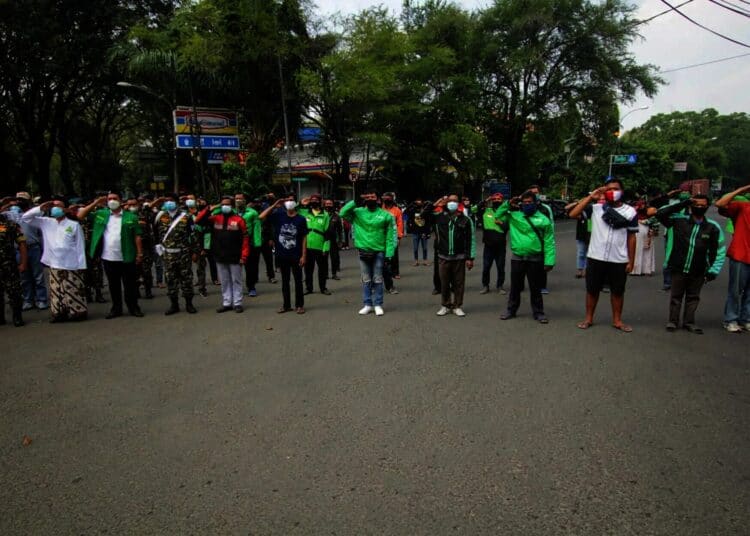 Potret Pengendara di Jalan Daan Mogot Saat Detik-detik Proklamasi