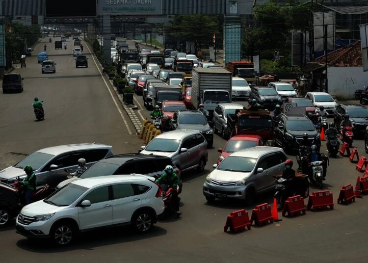 Foto Suasana Penyekatan di Jalan Raya Serpong Saat PPKM Diperpanjang