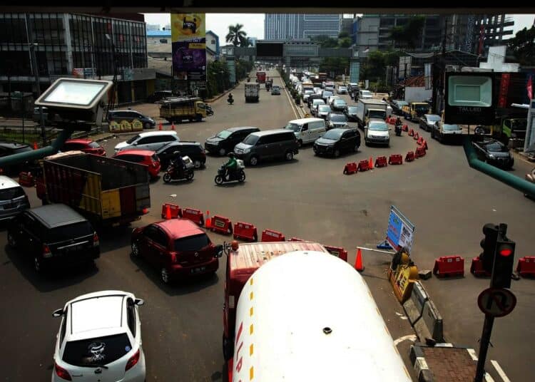 Foto Suasana Penyekatan di Jalan Raya Serpong Saat PPKM Diperpanjang