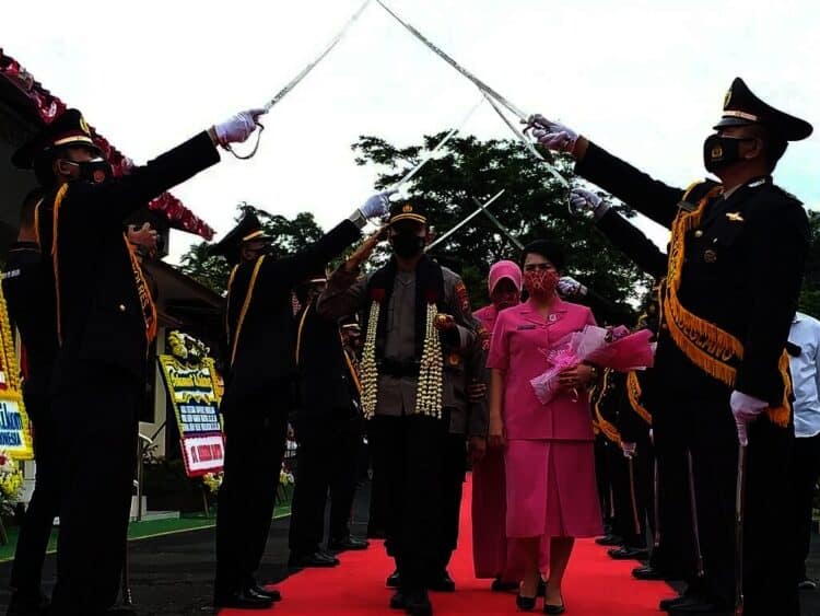 KENAL PAMIT–Kapolres Pandeglang, AKBP Belny Warlansyah, menghormat kepada jajarannya saat kedatangannya disambut, di halaman Mapolres Pandeglang, Kamis (5/8/2021). (NIPAL SUTIANA/SATELITNEWS.ID)
