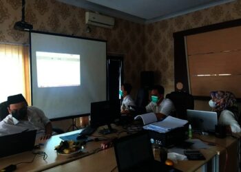 VERIFIKASI ADMINISTRASI–Petugas BKD Pandeglang, melakukan verifikasi persyaratan administrasi pendaftar CPNS dan PPPK secara terbuka, di Aula BKD Pandeglang, beberapa waktu lalu. (DOKUMEN/SATELITNEWS.ID)