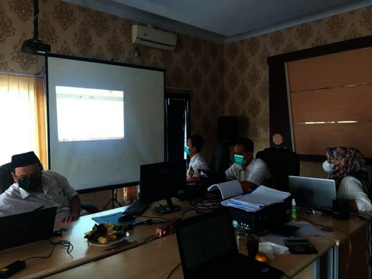 VERIFIKASI ADMINISTRASI–Petugas BKD Pandeglang, melakukan verifikasi persyaratan administrasi pendaftar CPNS dan PPPK secara terbuka, di Aula BKD Pandeglang, beberapa waktu lalu. (DOKUMEN/SATELITNEWS.ID)