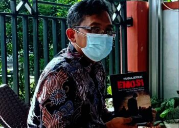 SUTOTO–Sekretaris Dindikbud Pandeglang, Sutoto, sedang menunjukan buku yang kerap dibacanya diwaktu segang. (DOKUMEN PRIBADI)