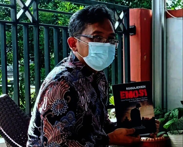 SUTOTO–Sekretaris Dindikbud Pandeglang, Sutoto, sedang menunjukan buku yang kerap dibacanya diwaktu segang. (DOKUMEN PRIBADI)