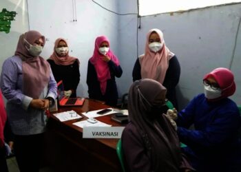 VAKSINASI KALANGAN DISABILITAS–Bupati Pandeglang, Irna Narulita, didampingi jajarannya meninjau pelaksanaan vaksinasi terhadap para penyandang disabilitas, di Dinkes Pandeglang, Kamis (26/8/2021). (NIPAL SUTIANA/SATELITNEWS.ID)