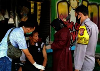 VAKSINASI ODGJ–Seorang ODGJ di wilayah Kecamatan Pandeglang, sedang divaksin Covid-19, beberapa waktu lalu. (ISTIMEWA)
