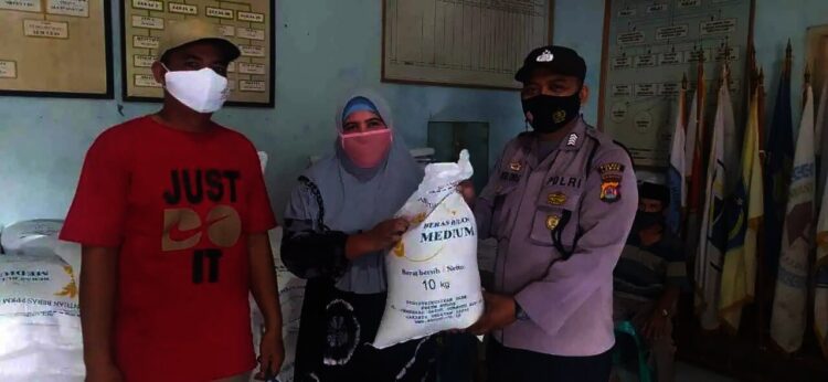 PENYALURAN BANSOS BERAS PPKM - Seorang KPM di Desa Sukanagara, Kecamatan Muncang, Kabupaten Lebak, menerima Bansos Beras PPKM, Sabtu (7/8/2021). (ISTIMEWA)