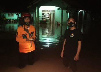 Petugas BPBD Kabupaten Serang pantau banjir di Pabuaran, Senin (9/8/2021) malam. (ISTIMEWA)