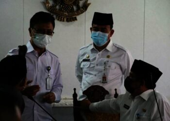 Kadinkes Kabupaten Serang (kiri), berbincang dengan Sekda Entus Mahmud Sahiri dan sejumlah pejabat lainnya, di lingkungan setempat, beberapa waktu lallu. (ISTIMEWA)