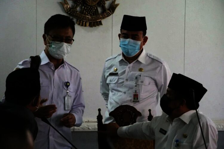 Kadinkes Kabupaten Serang (kiri), berbincang dengan Sekda Entus Mahmud Sahiri dan sejumlah pejabat lainnya, di lingkungan setempat, beberapa waktu lallu. (ISTIMEWA)