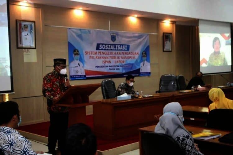 SOSIALISASI–Sekda Pandeglang, Pery Hasanudin, sedang menyampaikan sambutan dihadapan para pejabat disetiap OPD, di acara sosialisasi aplikasi SP4N LAPOR di lingkungan Pemkab Pandeglang, Kamis (12/8/2021). (ISTIMEWA)