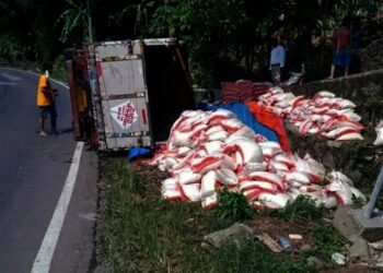 LAKA LANTAS - Truk bermuatan Bansos Beras, mengalami kecelakaan lalu lintas (LAKA Lantas) di tanjakan Lebak Seureuh, Kelurahan Kabayan, Kecamatan Pandeglang, Kabupaten Pandeglang, Selasa (3/8/2021). (ISTIMEWA)