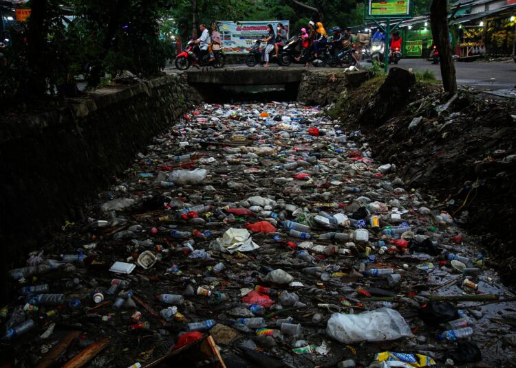 Potret Kali Sipon Cipondoh yang Penuh Tumpukan Sampah
