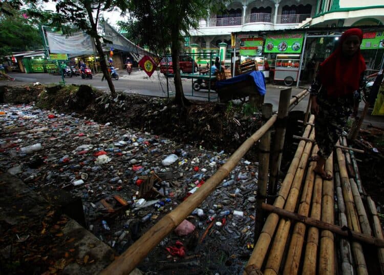 Potret Kali Sipon Cipondoh yang Penuh Tumpukan Sampah
